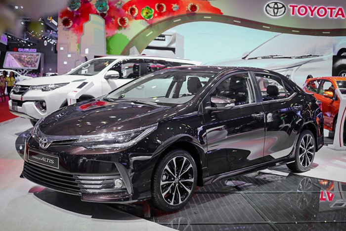 Toyota Corolla Altis 2017 được trang bị hai phiên bản động cơ là 1.8L và 2.0L cùng nhiều tính năng an toàn đáng chú ý như: 7 túi khí cùng hệ thống ABS, ổn định thân xe VSC và hệ thống kiểm soát lực kéo. Ngoại trừ bản 1.8E MT, các bản còn lại đều trang bị hệ thống phanh đĩa trước, sau. Bản 2.0V Sport còn có camera lùi tích hợp trên gương chiếu hậu.