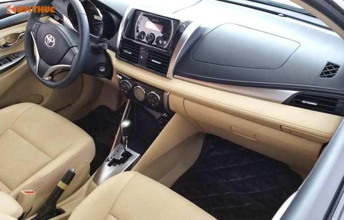 Ở phiên bản mới, Vios vẫn giữ nguyên thiết kế với cản trước có cụm hốc hút gió và lưới tản nhiệt hình thang đối xứng khỏe khoắn. Trên các phiên bản Vios mới (G CVT, E CVT, E MT) đều được hãng Toyota trang bị đèn sương mù phía trước giúp hỗ trợ đáng kể khả năng quan sát của người lái khi lái xe trong những điều kiện thiếu ánh sáng.