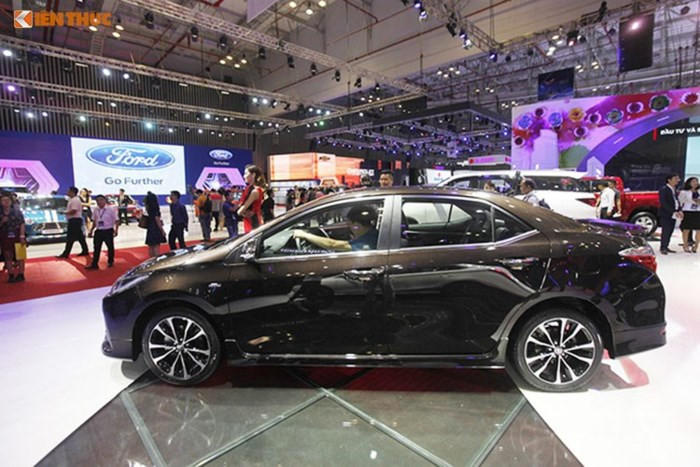Mặc dù mới ra mắt bản nâng cấp, tuy nhiên Corolla Altis 2017 tại Việt Nam không có sự thay đổi lớn nào, ngoại trừ những bộ mâm đúc với thiết kế mới. Ở phía sau, Toyota đã giữ nguyên thiết kế đèn hậu cho chiếc xe, nhưng thiết kế lại chóa bên trong với đèn LED dải sắc sảo hơn cùng cản sau chỉnh sửa nhẹ.