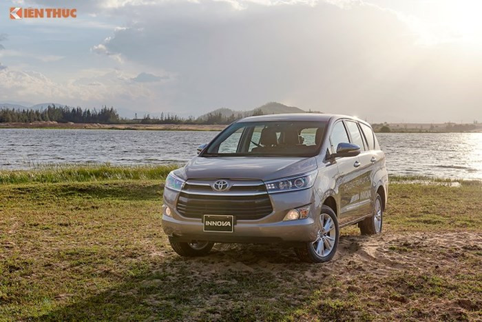 Đứng thứ 2 trong đợt giảm giá mạnh của Toyota lần này là mẫu xe 7 chỗ Innova. Mức giảm cho xe từ 42 đến 50 triệu đồng. Trong đó, hai phiên bản V và E cùng có mức giảm 50 triệu đồng, Innova G có mức giảm 40 triệu đồng. Đặc biệt đáng chú ý, lần đầu tiên TMV ra mắt thêm phiên bản Innova mới có tên Venturer giá 855 triệu đồng.