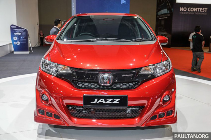 Bên cạnh đó, nhà độ chính hãng Mugen của Honda còn trang bị cho chiếc xe nẹp ốp hai bên thân cùng ốp cản sau khí động học, cánh đuôi trên mui, nẹp trang trí màu đen chạy ngang cửa sau và logo đính trên ca-lăng trước.