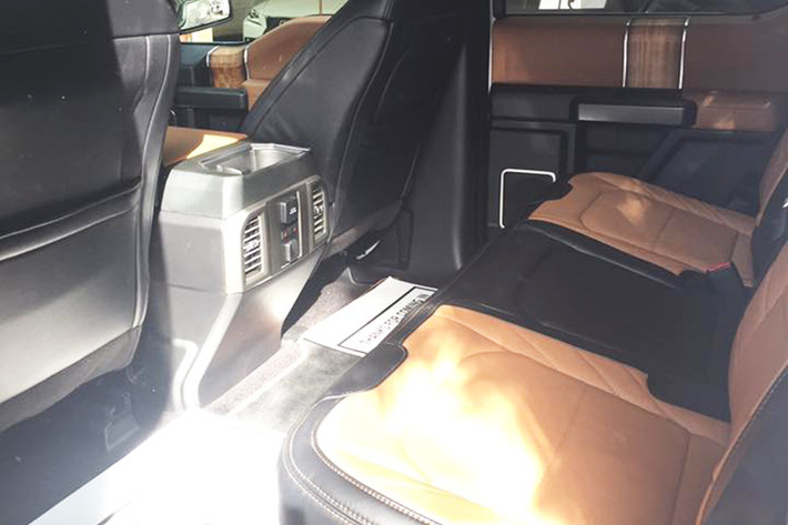 Xe trang bị cửa sổ trời, với 2 lớp che khoang cabin. Hàng ghế phía sau rộng rãi cho 3 người ngồi. Vị trí để chân thoải mái. Toàn bộ nội thất của F-150 Platinum bọc da cao cấp cùng dòng chữ Limited trên tựa ghế.