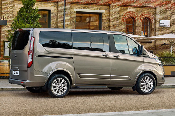 Ngoài ra, cũng giống như những người anh em khác trong gia đình Ford, Tourneo cũng có hai phiên bản được bán ra là Trend và Titanium. Để đảm bảo êm ái khi vận hành, Ford Tourneo còn được trang bị giảm xóc dạng bóng hơi ở phía sau.