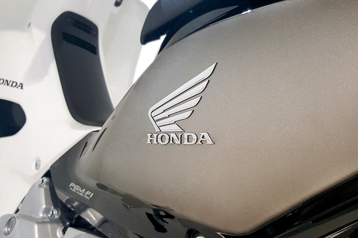 So với các phiên bản Honda Dream EX5 110 FI bình thường đang rất phổ biến ở Malaysia, phiên bản đặc biệt mới hoàn toàn không có sự thay đổi nào về thiết kế thân xe. Điểm nổi bật đầu tiên ở chiếc xe đó là màu mới với các hạt nhũ được pha vào sơn có thể đổi màu theo từng góc nhìn.
