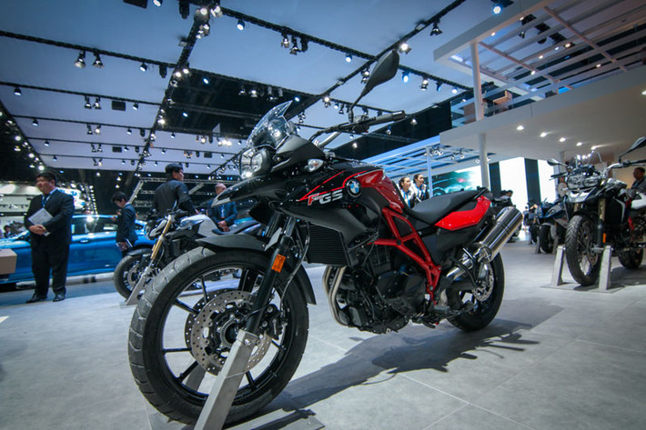 F 700 GS sử dụng có 2 đĩa phanh cho bánh trước và đi kèm với hệ thống phanh ABS của BMW Motorrad, trang bị tuỳ chọn là hệ thống giảm xóc điện tử - điều chỉnh độ cứng của lò xo giảm xóc sau với ba chế độ Comfort, Normal và Sport.