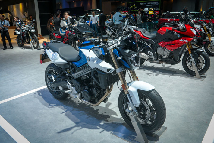 F800R là mẫu xe đường phố được nhà thiết kế BMW đã pha trộn giữa phong cách của dòng nakedbike với hình dáng của một chiếc xe địa hình off-road. Toàn bộ khung sườn, động cơ được khoe ra ngoài với cặp giảm xóc trước đường kính 43 mm.