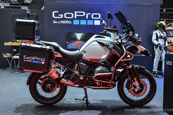 So với chiếc R1200 GS, phiên bản Adventure mới nhất này được bổ sung nhiều trang bị phục vụ cho việc di chuyển ở những điều kiện khắc nghiệt, nó có cùng động cơ với mẫu R 1200 GS nhưng R 1200 GS Adventure nặng hơn 48 kg.