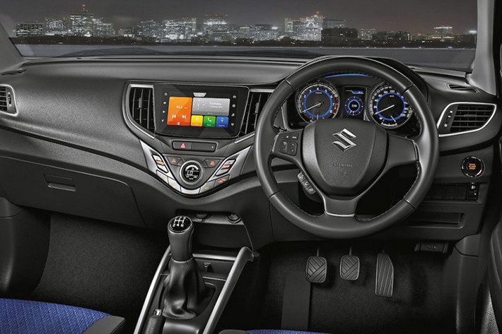 Bước vào bên trong Suzuki Baleno 2019 bản nâng cấp, người lái được chào đón bằng không gian nội thất có thiết kế gần như giữ nguyên. Nội thất của Suzuki Baleno 2019 vẫn được áp dụng tông màu đen chủ đạo với những điểm nhấn màu bạc và xanh dương.
