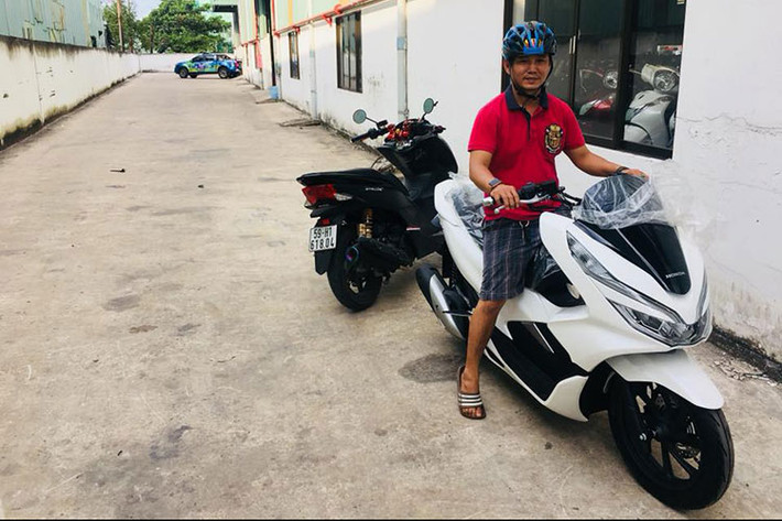 Tại thị trường Việt Nam - mẫu xe ga Honda PCX 125 mới sẽ có giá 56,49 triệu đồng trong khi PCX150 lần đầu được bán ra sẽ có giá 70,49 triệu đồng. Tất cả sẽ có mặt tại đại lý ủy quyền trên toàn quốc từ ngày 15/01/2018. Xe có chế độ bảo hành 3 năm hoặc 30.000 km tùy theo điều kiện nào đến trước.