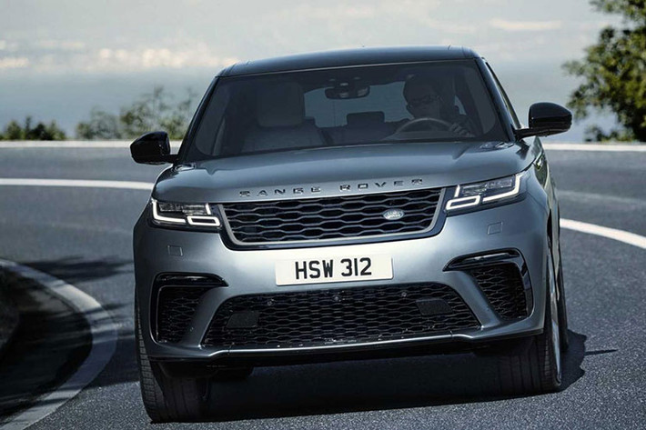 Sức mạnh này cho phép Range Rover Velar SVAutobiography Dynamic Edition tăng tốc từ 0-100 km/h trong thời gian chỉ 4,5 giây trước khi đạt vận tốc tối đa 274 km/h. Chưa hết, Range Rover Velar SVAutobiography Dynamic Edition còn được trang bị hệ dẫn động 4 bánh toàn thời gian cải tiến với hộp số phụ nâng cấp.