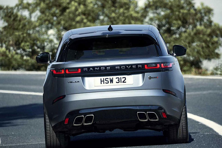Hãng Land Rover tiết lộ đã phải mất 63.900 tiếng đồng hồ để tối ưu hóa khả năng đáp ứng vô lăng, cảm giác lái và phản hồi nhanh của Range Rover Velar SVAutobiography Dynamic Edition. Là sản phẩm của bộ phận Land Rover Special Vehicle Operationsm, Range Rover Velar SVAutobiography Dynamic Edition được bổ sung phanh cỡ lớn hơn để tương xứng với động cơ mạnh mẽ.