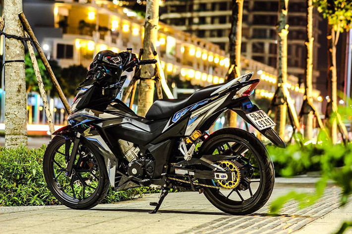 Khoác cho mình bộ cánh đậm chất thể thao với tên gọi GTR 150 đến từ Indo, tổng thể có thể thấy xe đã lên khá nhiều đồ chơi kiểng hàng hiệu như; hệ thống phanh đĩa trước sau, nhông xích, hệ thống giảm sóc...