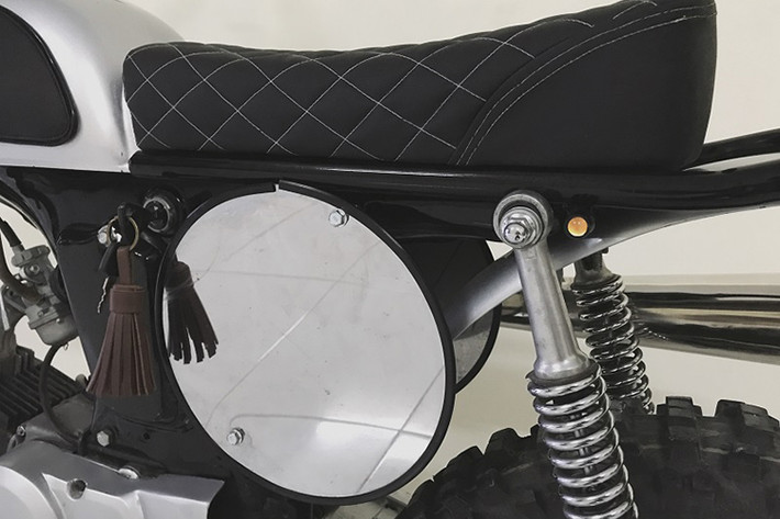 Theo chủ nhân của chiếc xe cho biết, bản độ Honda 67 này đã được người bạn trong nhóm trang bị với phuộc sau của một chiếc xe Win 100 cùng phuộc trước Nova Dash nhằm nâng trọng tâm lên cao thay vì kiểu dáng nhỏ nhắn xinh xắn nguyên bản của mẫu xe này.