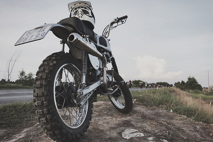 Chiếc xe Honda 67 độ này sử dụng động cơ 1 xi-lanh SOHC làm mát bằng gió tương tự như Honda Super Cub, nhưng được trang bị côn tay thay vì côn tự động, cùng với hộp số 4 cấp. Xe có công suất tối đa 6 mã lực và có khả năng đạt tốc độ tối đa 95 km/h do chỉ có trọng lượng khô 68 kg.
