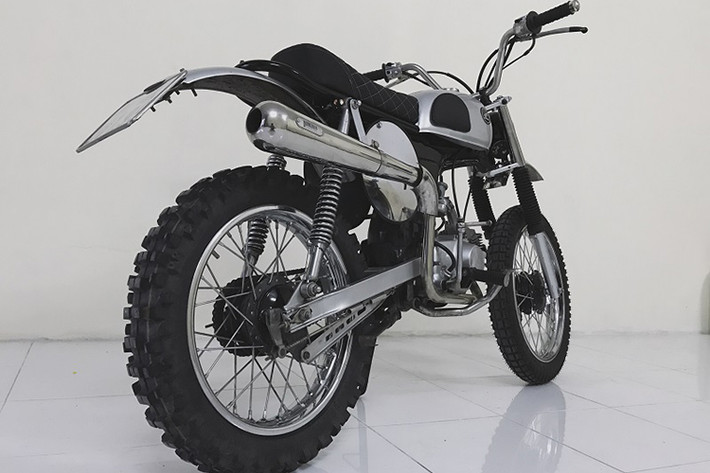 Bản độ Honda 67 scrambler được trang bị cặp vành nan hoa kích thước 18 phía trước và 16 phía bao bọc trong bộ lốp gai địa hình Kenda 3.00-18 trước và Dunlop 90/100-16 sau nhằm cân bằng kết cấu xe. Một sự lựa chọn khá hợp lý về kích thước lốp vì bản thân xe cũng tương đối nhỏ, cặp lốp không quá to nhưng tạo cảm giác vừa phải, linh hoạt.