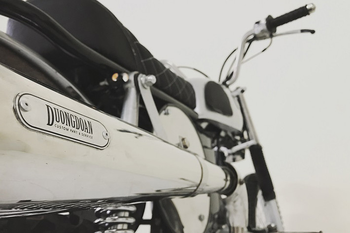 Ống xả vắt của chiếc Honda 67 độ này đến từ xường độ Duong Doan Design. Các chi tiết còn lại đều được gò thủ công như dè trước và sau,…