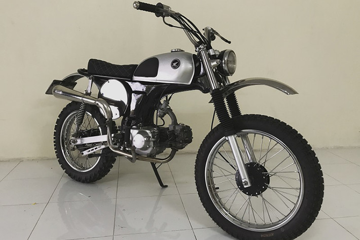 Bản độ này cuả một người chơi xe trong nhóm Machine Gangs An Giang với đa phần thanh viên tham gia là học sinh sinh viên, xe do một người anh trong nhóm chế tác. Đây là một chiếc xe máy Honda 67 côn tay đời cũ được độ, chế lại mang đậm phong cách vintage scrambler cổ điển