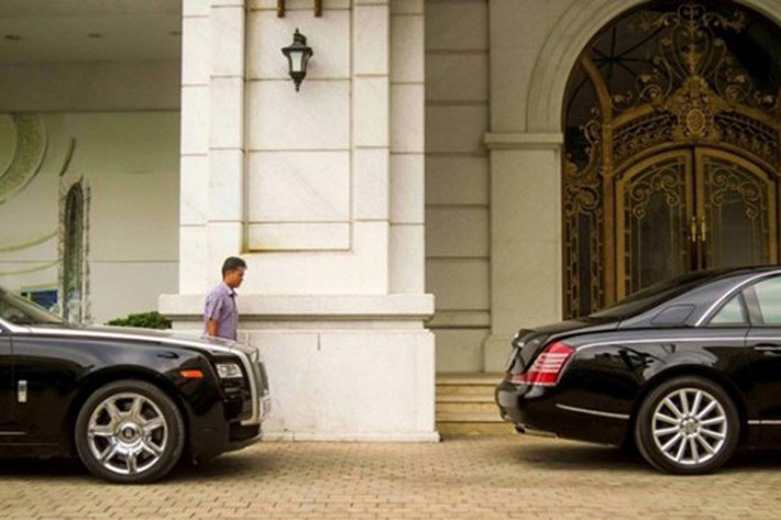 Rolls-Royce Ghost sử dụng hộp số tự động 8 cấp, nó có thể tăng tốc lên 100 km/h chỉ sau 4,8 giây từ vị trí xuất phát..