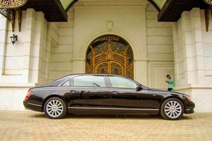 Chiếc Maybach 62S đầu tiên được nhập về Việt Nam vào tháng 04/2009. Xe được trang bị hệ thống treo khí nén Airmatic có thể triệt tiêu phần lớn những phản lực từ mặt đường.