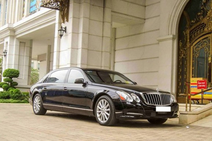 Nếu so về mức độ sang trọng thì Maybach 62S vượt mặt Ghost. Siêu xe sang này nặng gần 3 tấn nhưng có thể tăng tốc 0-100km/h chưa đầy 5,2 giây. Tốc độ tối đa giới hạn ở 250 km/h.