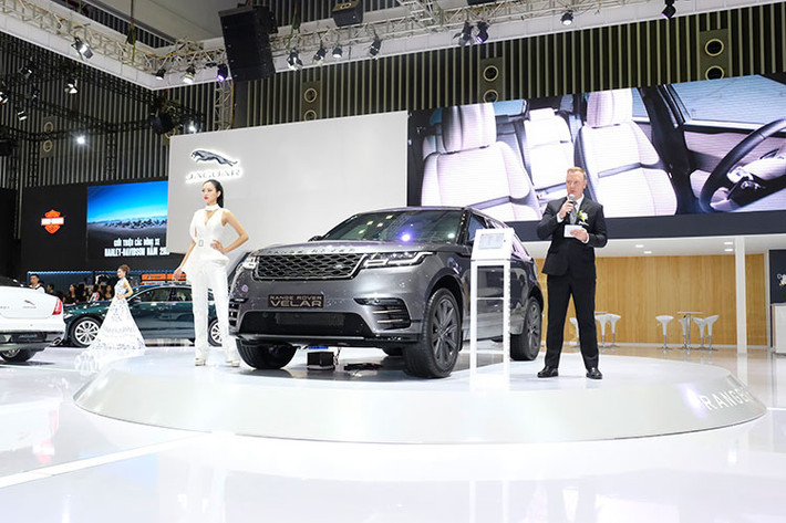 Đến với Triển lãm Ô tô Quốc tế 2017 (VIMS) từ ngày 25-29 tháng 10, Jaguar Land Rover Việt Nam mang đến 5 mẫu xe hiệu suất cao của Jaguar và 6 mẫu xe địa hình đa dụng hạng sang của Land Rover. Tuy nhiên, mẫu xe đia hình đa dụng hạng sang được mong chờ nhất lần này lại chính là Range Rover Velar mới.