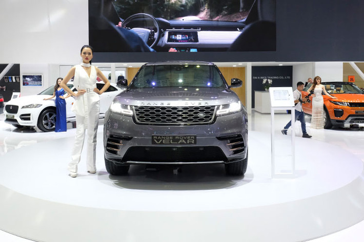 Các kích thước tổng thể D x R x C của Range Rover Velar lần lượt là 4803, 1930 và 1665 mm cùng trục cơ sở 2874 mm. Với kích thước này, Velar lớn hơn một chút so với đối thủ BMW X4 và thậm chí là có chiều dài gần với dòng X6 cao hơn (4909 mm), khiến cho chiếc xe sẽ nằm giữa phân khúc crossover hạng C và D.