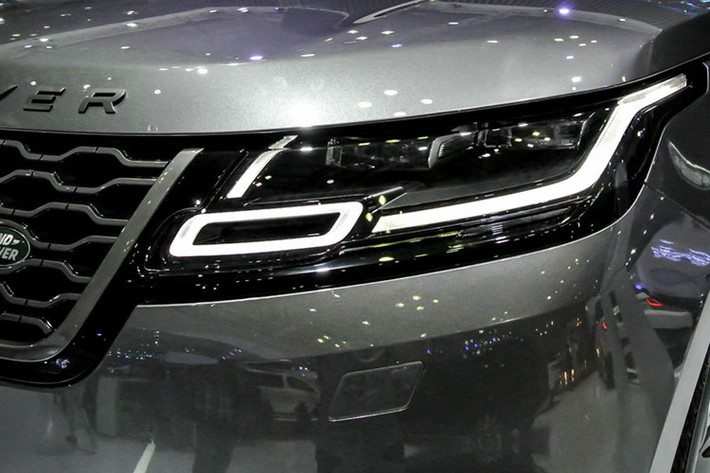 Mẫu SUV hạng sang Velar mang những đường nét quen thuộc (phần đầu hao hao Evoque, đuôi giống Sport) nhưng mui kiểu coupe và sự liền lạc của thân xe nói chung giúp Velar bắt mắt hơn hẳn. Đầu xe ấn tượng với đèn pha Matrix-Laser LED có luồng sáng mở rộng tối đa 550 m.