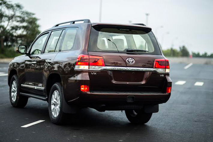 Thiết kế đuôi xe Land Cruiser 2015 trở nên trẻ trung và hiện đại hơn nhờ được trang bị thêm cánh hướng gió đuôi xe. Kính hậu điều chỉnh bằng nút bấm, đóng/mở độc lập.