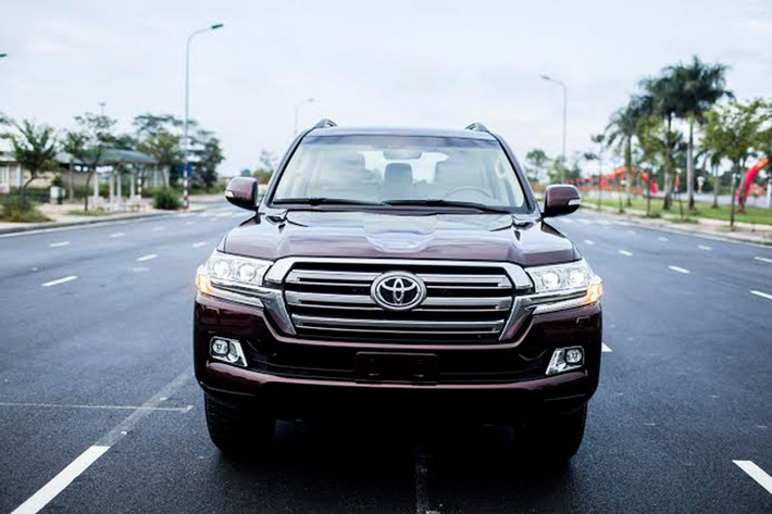 Phần đầu Toyota Land Cruiser mới mang đậm phong cách thể thao khỏe khoắn, hiện đại được nhấn mạnh bởi lưới tản nhiệt dạng 3 nan nằm ngang mạ Crôm cứng cáp kích thước lớn.