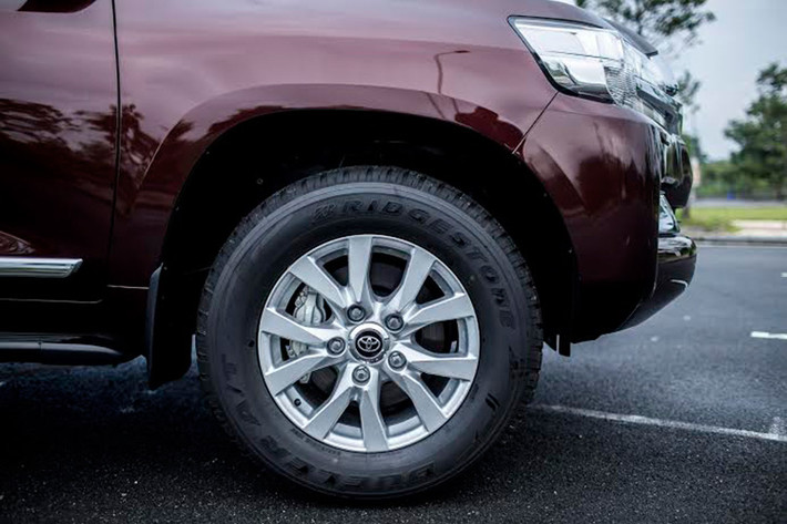 Land Cruiser 2015 sử dụng bánh xe lớn với mâm đúc đường kính 18-inch 5 chấu kép với thiết kế sắc nét.