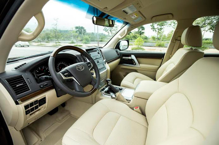 Vô lăng 4 chấu ốp gỗ và bọc da cao cấp chỉnh điện bốn hướng tích hợp với chức năng điều khiển hệ thống âm thanh, màn hình đa thông tin và thêm cả phím đàm thoại rảnh tay thông qua kết nối Bluetooth.