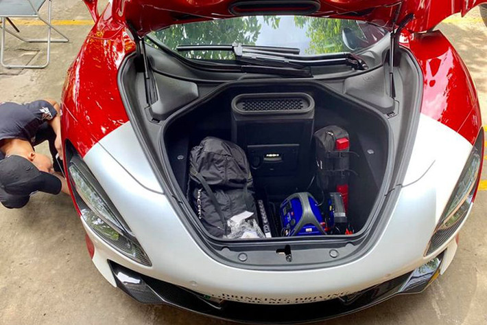 Sở dĩ chiếc siêu xe của trưởng đoàn Car & Passion 2019 có mặt tại Hà Nội trước 5 ngày diễn ra hành trình siêu xe lớn nhất Việt Nam là để làm nóng hành trình này với những người dân Thủ Đô. Người điều khiển chiếc McLaren 720S trong những ngày này sẽ là nam thanh niên 23 tuổi.