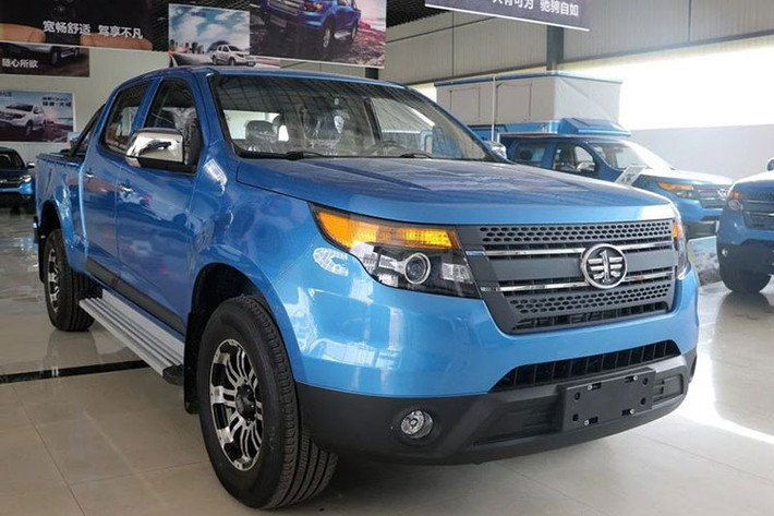 Về các tính năng an toàn và tiện ích, FAW Hongta T340 mới có hệ thống chống bó cứng phanh ABS, cảm biến đỗ xe phía sau, khóa cửa trung tâm, vô lăng đa chức năng, máy tính hành trình, màn hình thông tin giải trí cỡ 6 inch, cửa sổ tự động, gương chiếu hậu chỉnh điện và hơn thế nữa.
