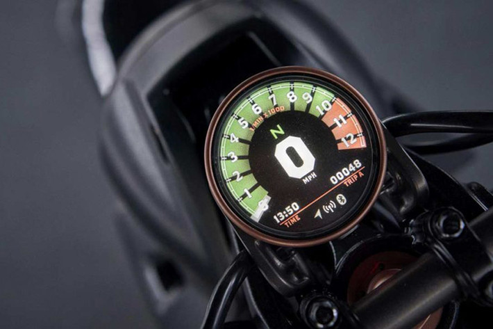 Như những mẫu môtô cổ từ thập niên 30 của Thế kỷ XX, Royal Enfield KX có dáng xe dài, với tâm điểm chú ý nằm ở phần giữa thân. Một màn hình màu đa thông tin thay cho những chiếc kim đồng hồ kiểu cũ được giấu khéo léo trong bảng công tơ mét hình tròn đậm chất cổ điển.