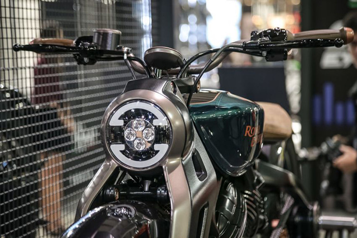 Ngoại thất của KX Concept có thiết kế cực kỳ hầm hố, pha lẫn nét hiện đại của tương lai. Đầu xe với ghi đông kéo về sau, gần với người lái và bánh trước to bản. Cụm đèn trước dùng hoàn toàn công nghệ LED.