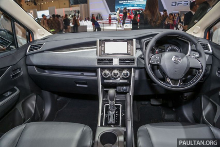 Nội thất bên trong xe cũng có nhiều điểm tương đồng với Mitsubishi Xpander. Tuy nhiên, Nissan Livina 2019 lại nổi bật hơn “người anh” của mình với những trang bị đáng chú ý như màn hình cảm ứng với kích thước 7 inch, tương thích Apple CarPlay và Android Auto vốn không hề được trang bị cho Mitsubishi Xpander.