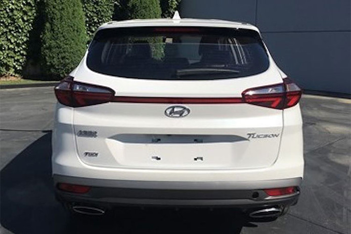 Nhìn chung Hyundai Tucson mới tại Trung Quốc có thiết kế hầm hố hơn với tạo hình hốc gió khí động học cỡ lớn, nằm hai bên lưới tản nhiệt là các đèn pha LED sắc sảo cũng có thiết kế đặc biệt, tổng thể đem lại phần đầu xe ấn tượng cho cảm giác thể thao cao cấp hơn so với trước đây.