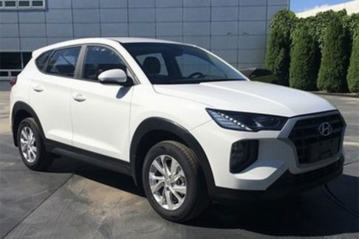 Không như Hyundai Tucson thế hệ mới vừa được ra mắt tại thị trường Mỹ, Tucson bản mới tại Trung Quốc sẽ có thiết kế riêng biệt “không giống ai”, không tuân theo ngôn ngữ thiết kế truyền thống của hãng. Điều này dễ nhận ra nhất ở chi tiết lưới tản nhiệt được sửa đổi mạnh tay, kiểu dáng mới không giống bất kỳ kiểu lưới tản nhiệt nào của Hyundai hiện tại.
