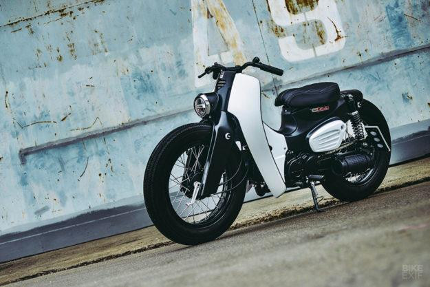 Super Cub 2018 được trang bị động cơ phun xăng, 109 phân khối, phanh tang trống và đèn LED, hòa quyện giữa nét xưa cũ với công nghệ hiện đại. Xe được bán ra tại Thái Lan từ tháng 1/2018. Nhằm đánh dấu sự kiện này, Honda Thái Lan đã giao cho K-Speed chiếc Super Cub mới và để độ.