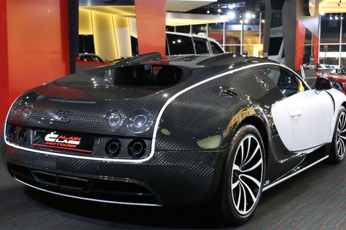 Không chỉ được phối 2 màu trắng và sợi carbon bóng, ở ngoại thất Bugatti Veyron Linea Vivere độ Mansory còn nhận được sự tuỳ chỉnh đáng giá ở cản va trước/sau thể thao hơn, đèn pha của phiên bản Super Sport, kèm theo là bộ mâm độ 5 chấu kép cá tính sơn màu trắng.