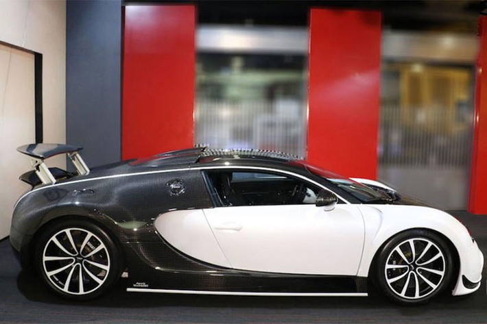 Siêu xe được mệnh danh "ông hoàng tốc độ" Bugatti Veyron này sở hữu gói độ ngoại thất của hãng Mansory. Đại lý siêu xe Al Ain Class Motors đang rao bán chiếc Bugatti Veyron độ Mansory với mức giá 1.985 triệu Euro, tương đương 2,45 triệu USD (tương đương 55,7 tỷ đồng).