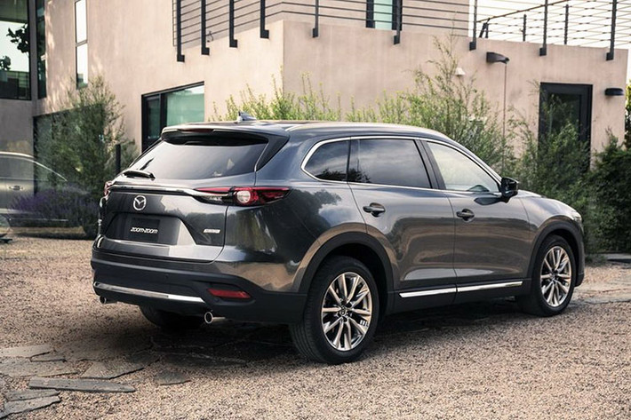 Phiên bản Touring Premium với các trang bị bao gồm cửa sổ trời điện, hệ thống âm thanh Bose, kết nối SiriusXM với gói cước dùng thử 3 tháng, 2 cổng USB ở hàng ghế thứ 3, cảm biến trước sau, đèn sương mù LED có giá cao hơn 2.100 USD (50,5 triệu đồng). Phiên bản Mazda CX-9 Grand Touring có giá khởi điểm từ 41.450 USD (995 triệu đồng) với bản FWD và 43.350 USD (1,05 tỷ đồng) cho bản AWD.