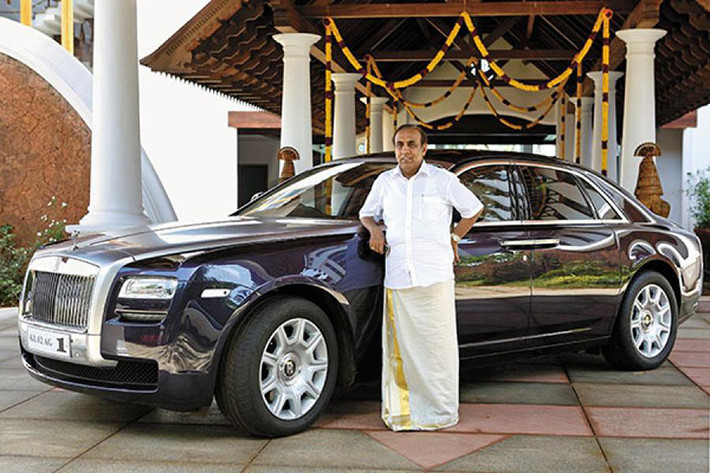 Tỷ phú Ấn Độ B.Ra Vi Pillai – nhà sáng lập nên RP Group of Companies sở hữu tới 3 chiếc Rolls-Royce, mỗi chiếc nằm ở mỗi thành phố khác nhau để tiện cho việc đi lại.
