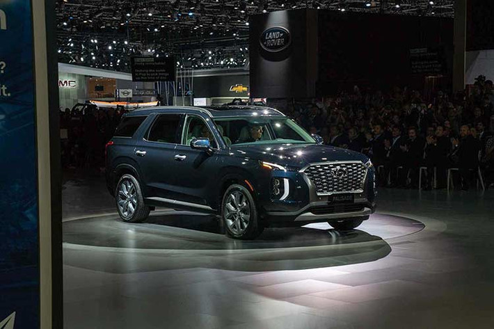 SUV Hyundai Palisade mới được hãng xe Hàn Quốc đặt tên mã là “FN”, vừa được trình làng tại thị trường Mỹ, nơi vốn ưa chuộng các dòng SUV kích thước lớn. Vóc dáng của Palisade hoàn toàn có thể so găng với Ford Explorer, Mazda CX-9, Honda Pilot hay Toyota Sequonia - đây đều là những mẫu xe rộng rãi dành cho gia đình tại thị trường Mỹ.