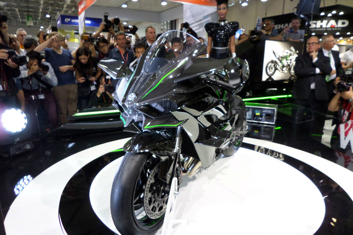 Triển lãm môtô Intermot, Cologne (3-7/10): Đây là một trong những triển lãm môtô lớn nhất năm, được tổ chức tại Cologne, thành phố lớn thứ 4 của Đức. Tuy nhiên, không phải tất cả hãng xe lớn sẽ cho ra mắt mẫu xe mới tại triển lãm này, họ chỉ hé lộ tại Cologne trước khi trình làng hoành tránh hơn tại triển lãm EICMA.