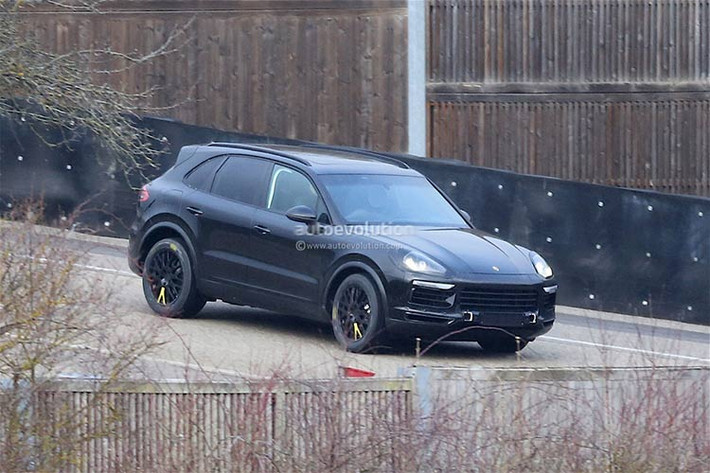 Lần đầu tiên mẫu SUV cỡ lớn Cayenne phiên bản 2018 của Porsche bất ngờ bị phóng viên "chộp" được khi đang chay trên đường thử.