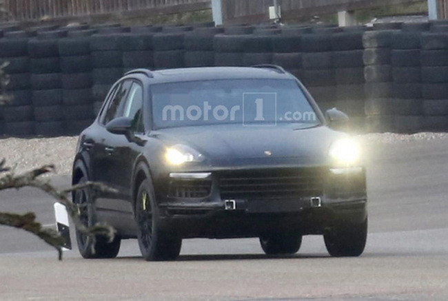 Rất có thể sẽ có thêm bản động cơ diesel cho Cayenne 2018. Theo nhiều nguồn tin, mẫu xe mới này sẽ ra mắt vào cuối 2017 dưới dạng phiên bản 2018. Cùng với đàn em Macan, hai mẫu SUV liên tiếp tục đóng góp phần lớn vào thành công của hãng xe thể thao Đức.