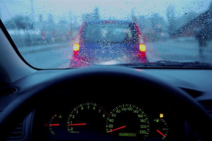 Cần gặt mưa là bộ phận có cấu tạo cao su ở lớp gạt mưa nên dễ bị lão hóa khi thời tiết khắc nhiệt. Theo khuyến cáo của những người có kinh nghiệm về ôtô, cần gạt mưa cần được sử dụng kèm theo nước có chất tẩy rửa để quá trình làm sạch được nhanh hơn, lớp cao su sẽ có tuổi thọ tốt. Đồng thời, luôn đảm bảo lượng nước rửa kính đầy đủ vào mùa đông.