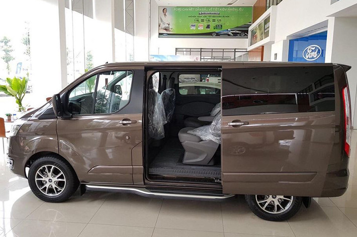 Về bản chất, Tourneo được phát triển từ hệ thống gầm bệ của Transit - mẫu minibus quen thuộc và bán chạy nhất tại Việt Nam. Do đó, kích thước xe cũng có phần tương đồng. Theo chia sẻ từ tư vấn bán hàng, mẫu xe Tourneo sẽ được thiết kế phục vụ gia đình hoặc khách hạng sang chứ không chở khách thông thường như Transit.