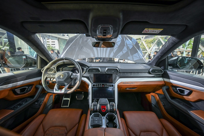 Ngoài thiết kế hoàn toàn mới, siêu SUV Urus mới cũng là chiếc Lamborghini được trang bị nhiều công nghệ giải trí hiện đại nhất như kết nối Apple CarPlay và Android Auto, loa Bang & Olufsen với công suất 1.700 W. Màn hình hiển thị head-up, giao diện dành cho điện thoại thông minh Lamborghini hay 2 màn hình thông minh giải trí cho hàng ghế sau.